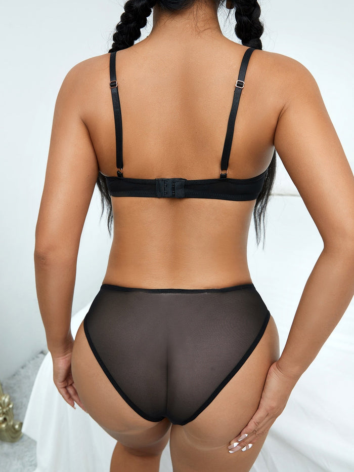 Ensemble de lingerie sexy transparente avec broderie rouge - Modèle Rébecca